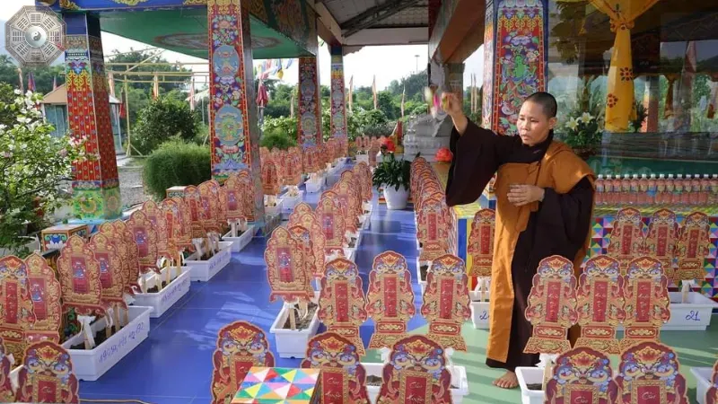 Sự tham gia của thầy cúng hoặc sư thầy