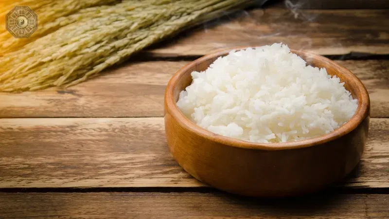 Mơ thấy ăn cơm là điềm báo gì? Con số đẹp nào tương ứng với giấc mơ 1