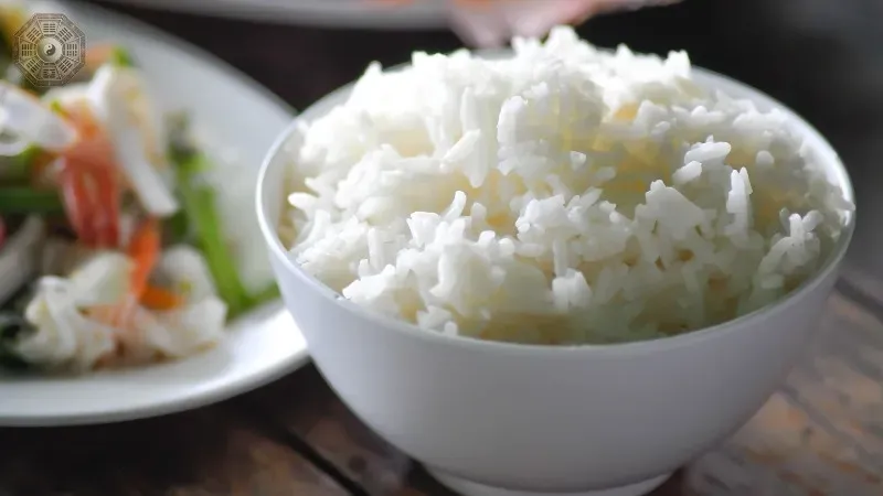Mơ thấy ăn cơm là điềm báo gì? Con số đẹp nào tương ứng với giấc mơ 2