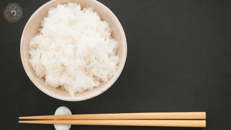 Mơ thấy ăn cơm là điềm báo gì? Con số đẹp nào tương ứng với giấc mơ 6