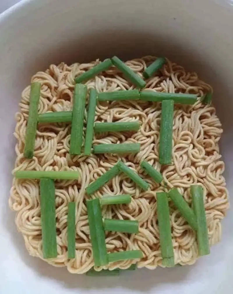 Meme nghèo khổ tiếng cười vui vẻ