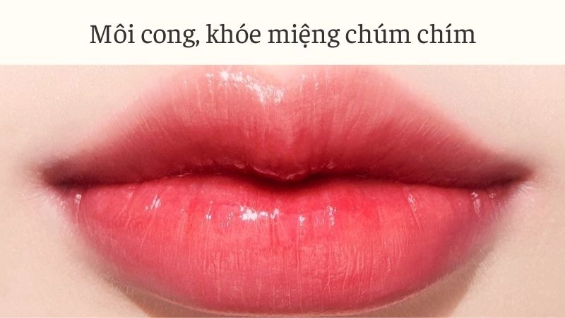 Môi cong, khóe miệng chúm chím – May mắn tự động