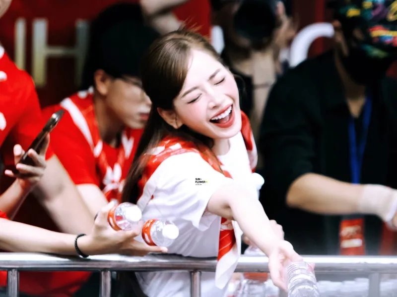 Chi Pu hát live cực cháy trên sàn