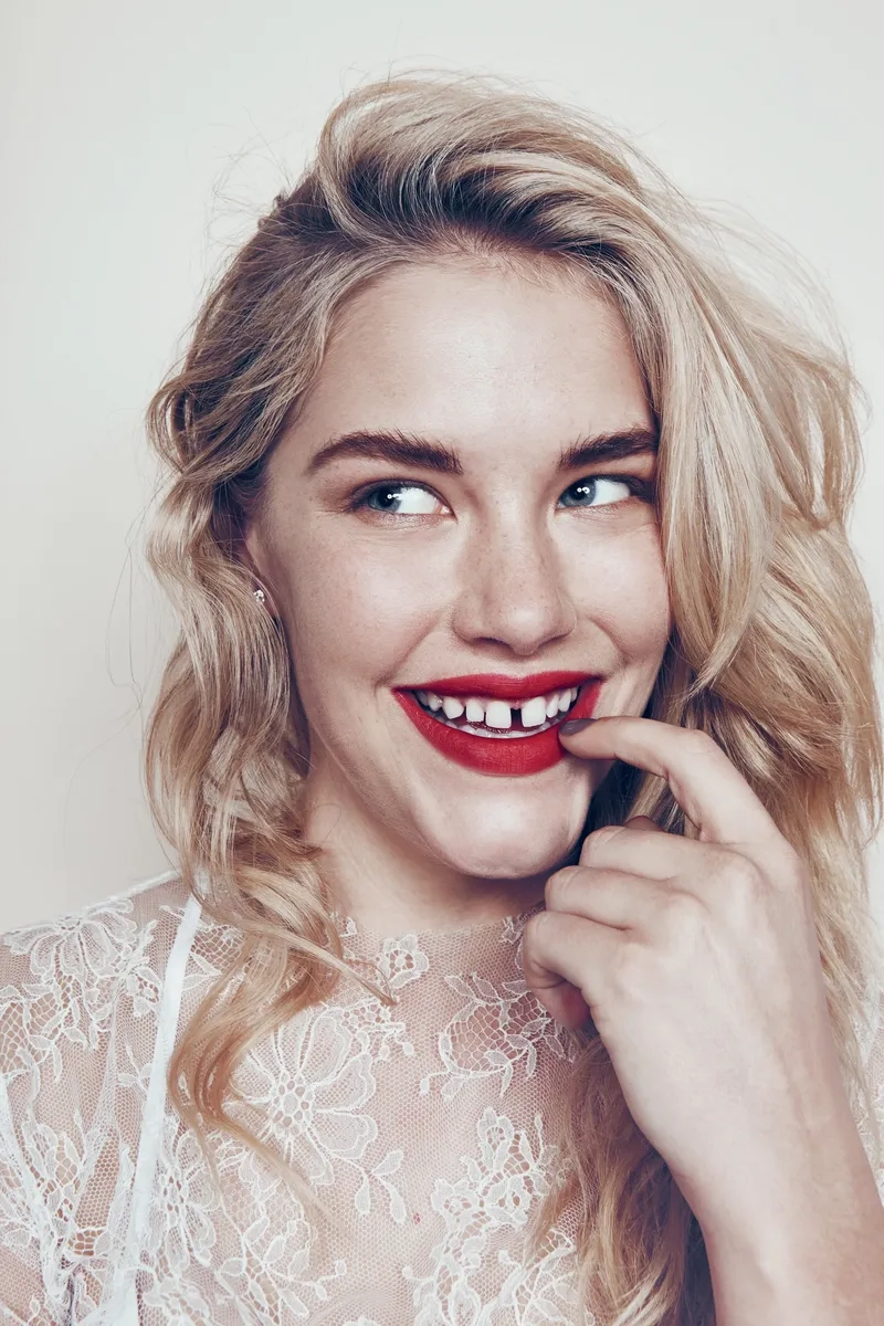 Tướng phụ nữ răng cửa thưa thông minh