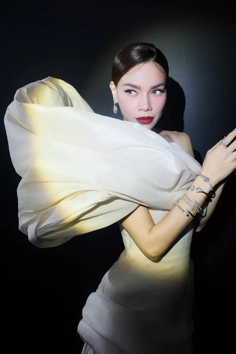 Trang phục Hồ Ngọc Hà thiết kế riêng