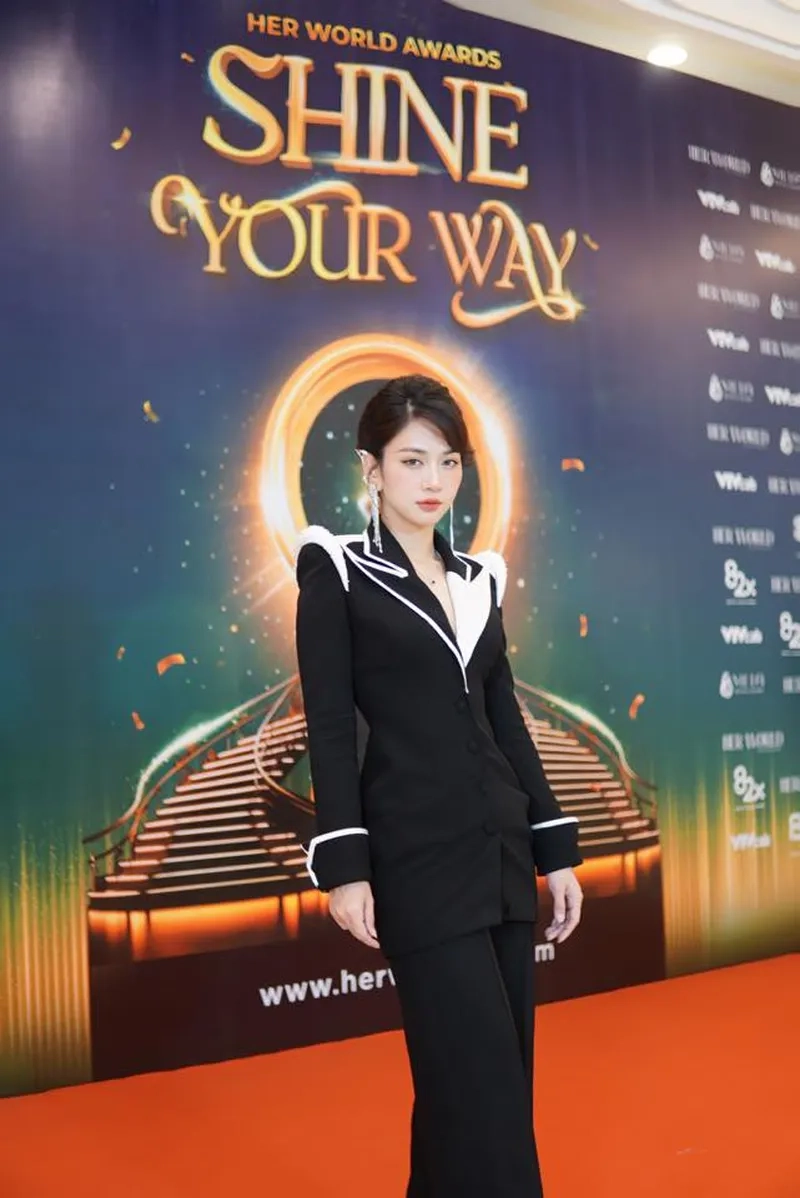 Lê Bống áo dài trắng thướt tha nhất