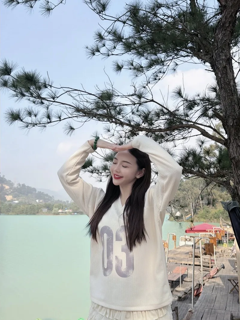 Quỳnh Kool trong trẻo tựa nàng thơ