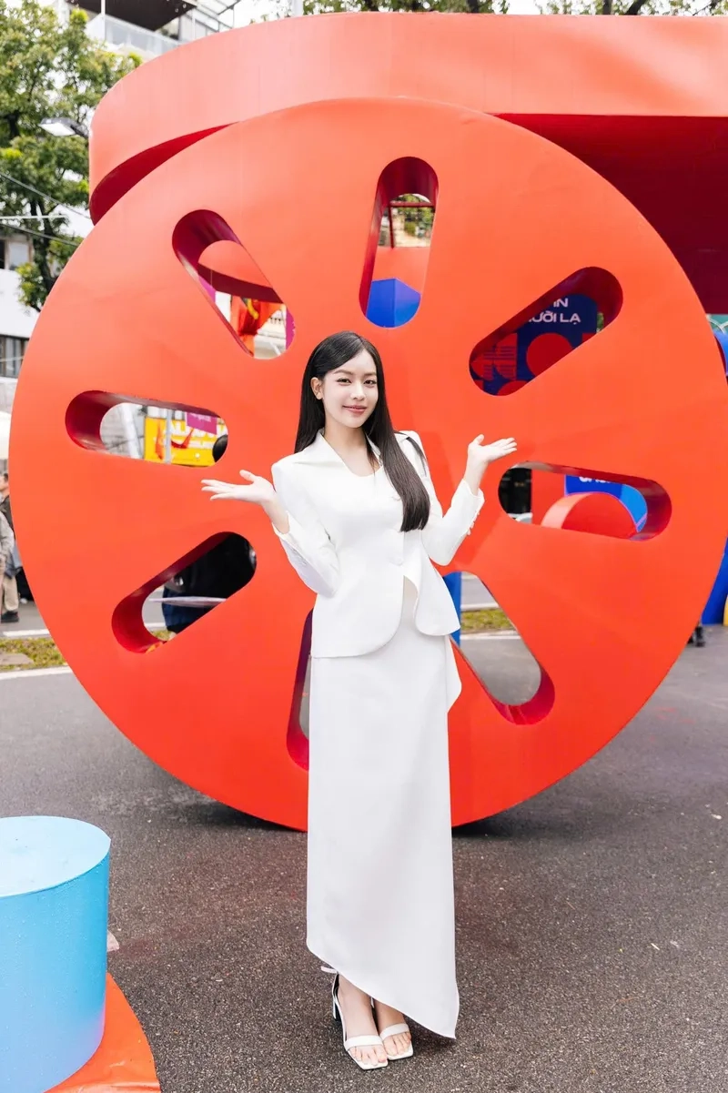 Thanh Thủy áo dài trắng tinh khôi